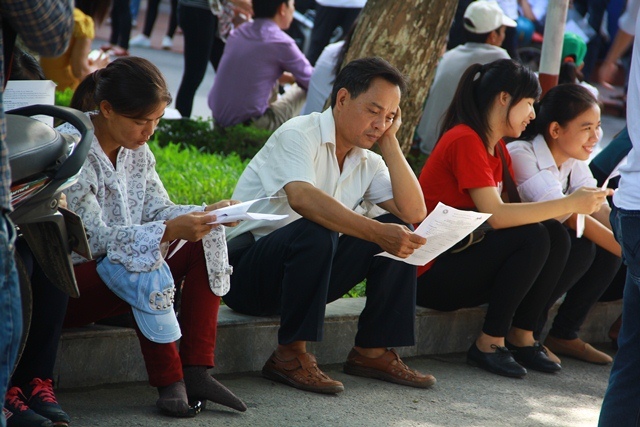Phụ huynh đưa con đi thi không ngần ngại cái nóng gay gắt 
