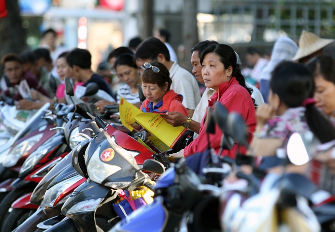 Ngày 1/7, hàng nghìn phụ huynh từ các quận, huyện ở TPHCM đưa con cháu đến các điểm dự thi THPT Quốc gia 2016. Trong khi các em làm bài, cha mẹ họ tập trung ngăn nắp trên vỉa hè, xung quanh trường, chờ đợi. Nhiều người tỏ ra mệt mỏi khi phải thức dậy sớm. Ảnh VnExpress