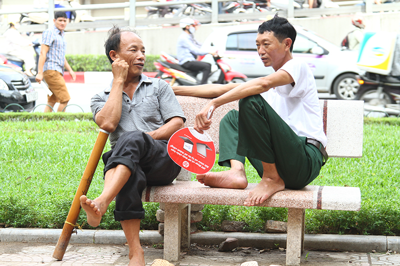 Người khác lại mang theo điếu cày... Ảnh Dân Trí