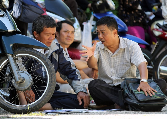 Tại điểm thi trường Đại học khoa học Tự nhiên TPHCM, những ông bố tìm bóng râm, bắt chuyện với nhau. ‘Con thi nhưng tôi thức trắng đêm qua vì lo lắng, 3h sáng đã chuẩn bị mọi thứ đưa con đi. Kỳ thi này là bước ngoặt cuộc đời con nên chắc ông bố, bà mẹ nào cũng lo lắng. Đó là những điều chúng tôi đề cập khi ngồi nói chuyện với nhau’, ông Hoàng Anh Tuấn Tài (ngụ quận 9) cho biết. Ảnh VnExpress