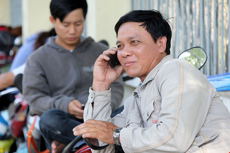Những cuộc gọi trấn an người nhà. Ảnh PLO