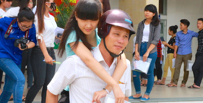 Một thí sinh Nghệ An được bố cõng đến trường dự thi, do trước đó chân của nữ sinh này bị gãy phải đi bó bột. Ảnh Trí Thức Trẻ