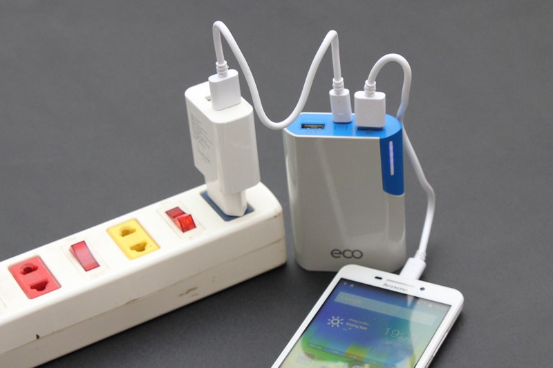 Sạc c&ugrave;ng l&uacute;c cho pin sạc dự ph&ograve;ng v&agrave; thiết bị di động