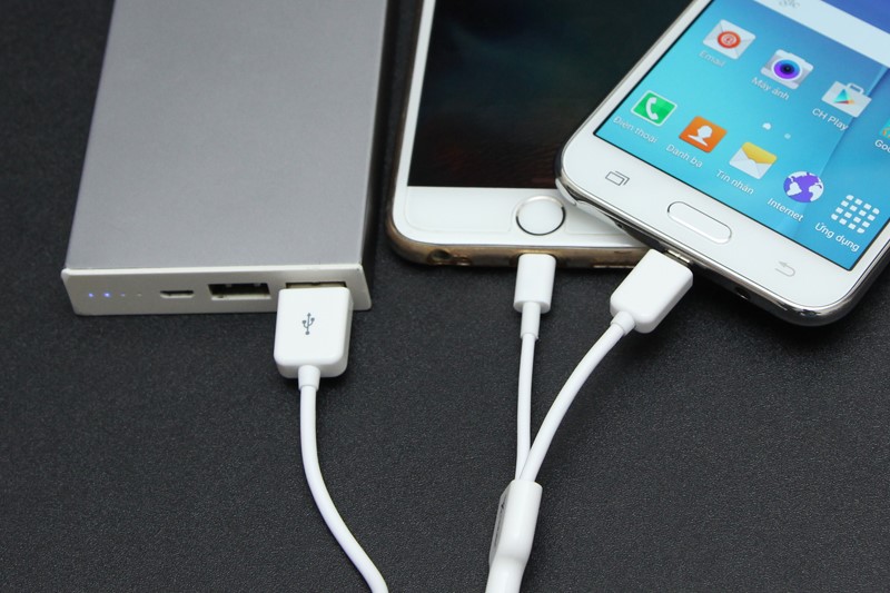 Một sợi d&acirc;y c&aacute;p m&agrave; c&oacute; thể sạc cho hai chiếc smartphone c&ugrave;ng l&uacute;c