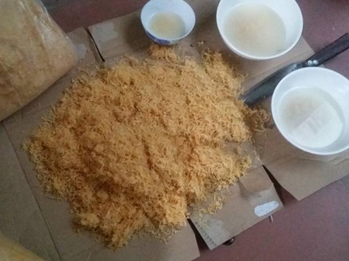 Để được 1kg thịt g&agrave; th&agrave;nh 3 kg ruốc, c&aacute;c đối tượng đ&atilde; d&ugrave;ng phụ gia tẩm trộn bột m&igrave; 