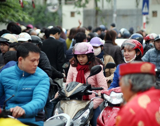 Đường vào phủ Tây Hồ tắc nghẽn vì lượng người kéo đến lễ đông đúc. Ảnh: Afamily