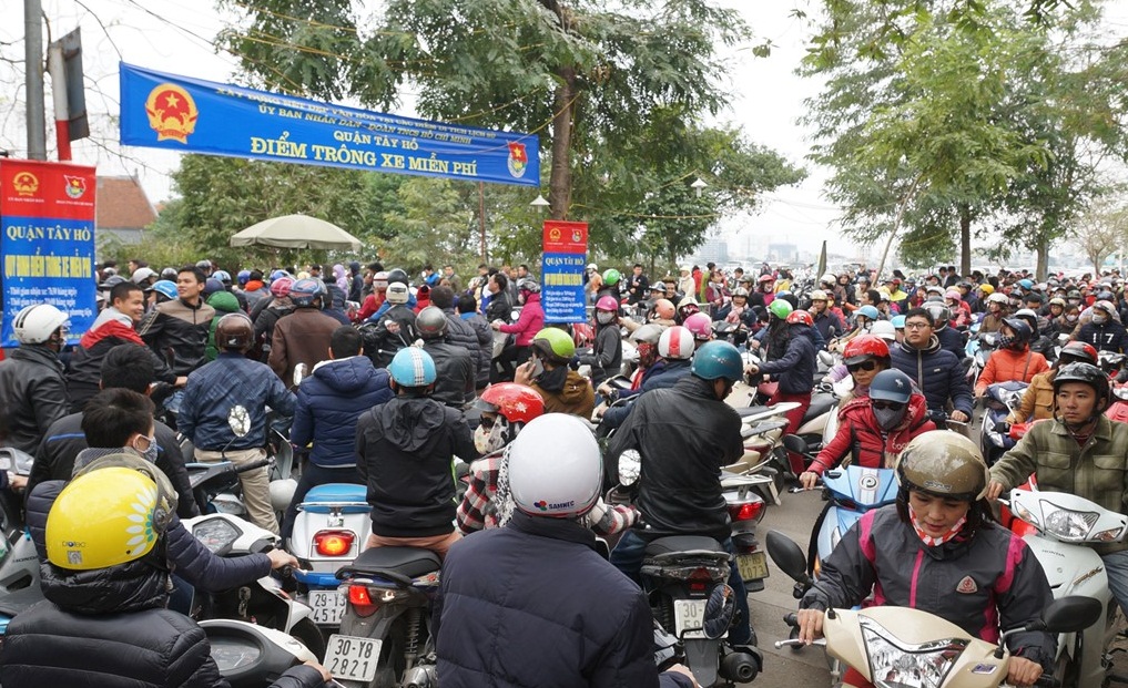 Dân công sở thường tập trung thành các nhóm để đi lễ khiến cho mật độ người ở khu vực Phủ Tây Hồ tăng đột biến. Ảnh: Zing News