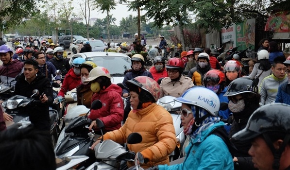 Các phương tiện xe máy nhích từng chút một để vào bãi gửi xe miễn phí. Ảnh: Kênh 14