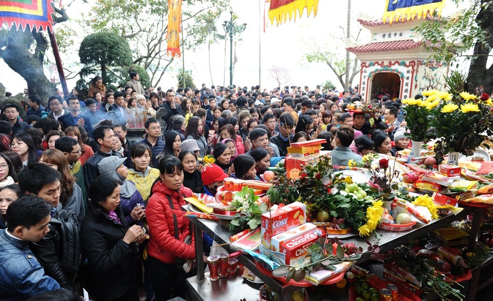 Hàng trăm người đứng khấn vái ở trước sân do không thể vào bên trong. Ảnh: Zing News