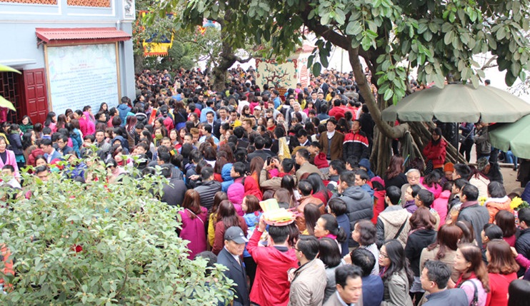 Sáng mùng 8 tháng Giêng âm lịch, cũng là ngày đầu tiên đi làm trở lại sau Tết, hàng ngàn người đã đến lễ tại phủ Tây Hồ. Ảnh: VOV