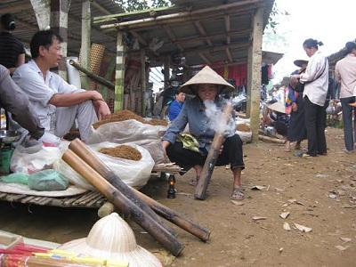 Theo lời ông Bùi Văn Lâm, Chủ tịch xã Ân Nghĩa, ngày trước chuyện con gái không biết hút thuốc lào thì ít trai làng đến làm quen là có thật. Tuy nhiên, bây giờ chỉ đa phần những người phụ nữ đứng tuổi hút thuốc lào, còn giới trẻ do cập nhật được thông tin, biết tác hại của việc hút thuốc nên cũng bỏ dần.