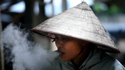 Bà Bùi Thị Ủn, người có thâm niên hút thuốc lào hơn 50 năm nay phân trần: 