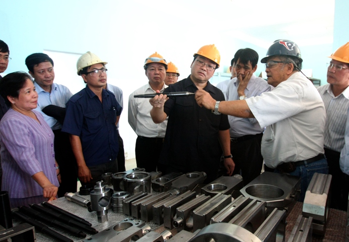 Ph&oacute; Thủ tướng Ho&agrave;ng Trung Hải thăm nh&agrave; m&aacute;y