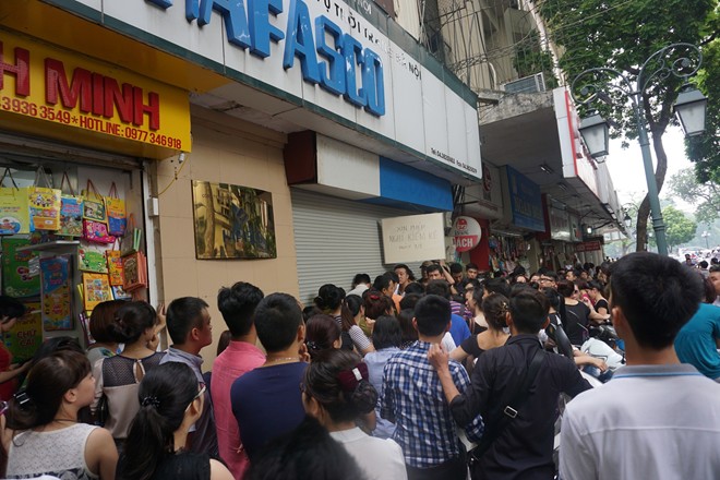 Ngay từ 6h sáng, người dân từ khắp các ngả đổ xô về phố Đinh Lễ (quận Hoàn Kiếm, Hà Nội), chen nhau mong giành được một chỗ đứng gần cửa gian hàng công ty dịch vụ thời trang Hà Nội, với hi vọng mua được hàng Gucci giảm giá 60 - 70%. Đây là hàng hóa trong vụ bắt giữ lô hàng hiệu trị giá gần 100 tỷ đồng diễn ra vào tháng 4/2013. 