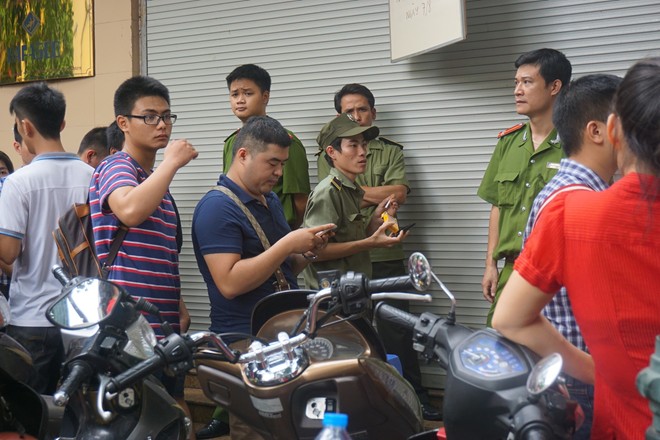 Gian hàng đóng cửa từ 8h sáng nhưng tới hơn 12h trưa, nhiều người dân vẫn bám trụ quanh khu vực với hy vọng buổi chiều hàng sẽ mở bán trở lại.