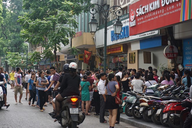 Trước đó, lô hàng này đã được thông báo bán đấu giá cả lô nhưng không thành công. Anh Hưng (Kim Mã, Hà Nội) ngồi đợi từ sáng sớm tới gần 1h chiều nhưng không được vào. Anh cho biết: 