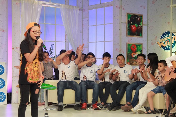 Phương Mỹ Chi diện trang phục bụi bặm tham gia Bữa trưa vui vẻ