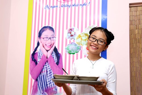 Mới đ&acirc;y, &lsquo;C&ocirc; b&eacute; d&acirc;n ca&rsquo; Phương Mỹ Chi c&ograve;n gi&uacute;p mẹ mở qu&aacute;n ch&egrave; đ&uacute;ng như mong ước bấy l&acirc;u nay