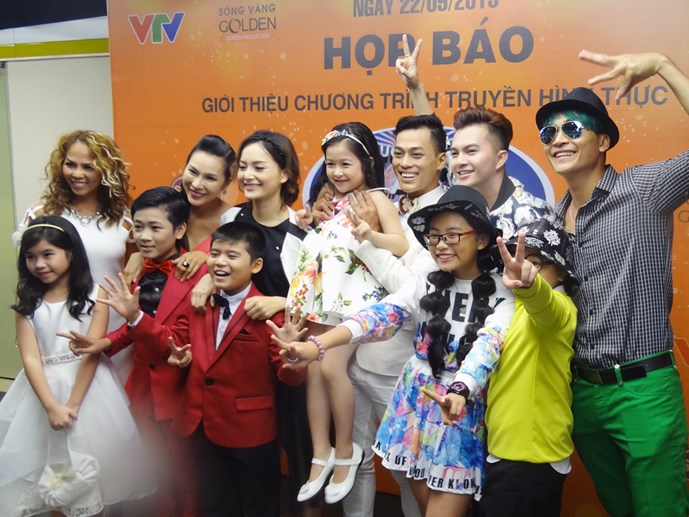 C&ocirc; b&eacute; d&acirc;n ca Phương Mỹ Chi v&agrave; c&aacute;c th&iacute; sinh kh&aacute;c trong buổi ra mắt Gương mặt th&acirc;n quen nh&iacute; m&ugrave;a hai