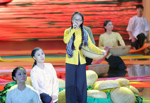 Phần tr&igrave;nh diễn ca kh&uacute;c B&agrave;i ca đất phương Nam của Phương Mỹ Chi trong Giai điệu tự h&agrave;o th&aacute;ng 5