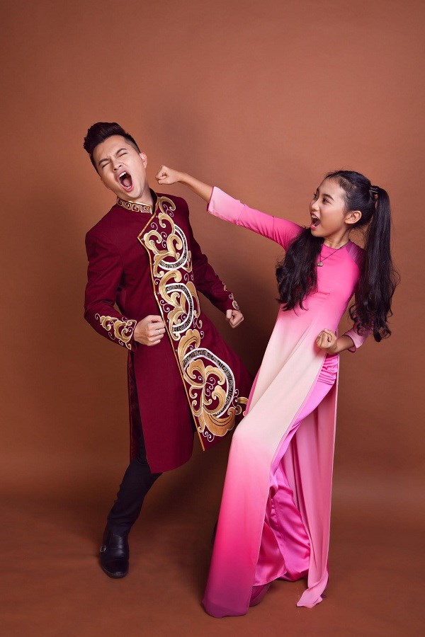 Trong quá trình làm việc chung anh nhạc nhiên khi chị Bảy bộc lộ khả năng trình diễn đa dạng từ nhạc kịch đến nhạc truyền thống cách mạng.