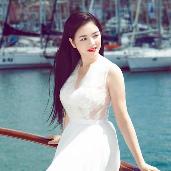 Làn da trắng sáng và mái tóc dài thướt tha là điểm nhấn cho Lý Nhã Kỳ tỏa sáng 