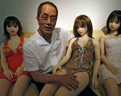 'Phát sốt' với những hình ảnh quý ông âu yếm búp bê tình dục