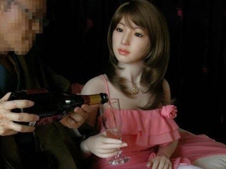 'Phát sốt' với những hình ảnh quý ông âu yếm búp bê tình dục