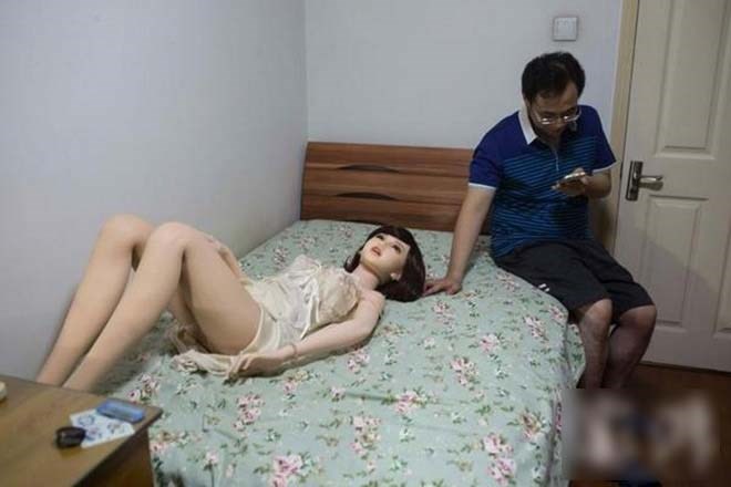 'Phát sốt' với những hình ảnh quý ông âu yếm búp bê tình dục