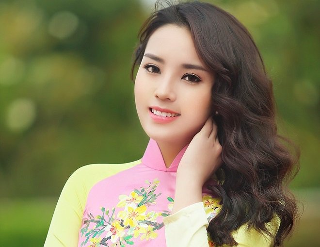 Nhìn những hình ảnh này không dám tin Hoa hậu Kỳ Duyên biết hút thuốc, say xỉn