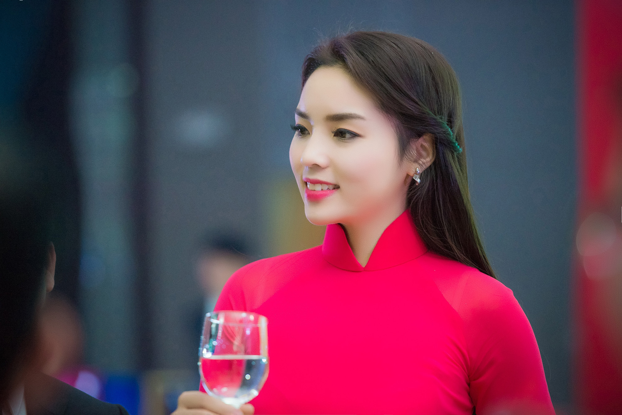 Nhìn những hình ảnh này không dám tin Hoa hậu Kỳ Duyên biết hút thuốc, say xỉn