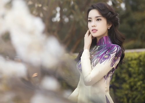 Nhìn những hình ảnh này không dám tin Hoa hậu Kỳ Duyên biết hút thuốc, say xỉn