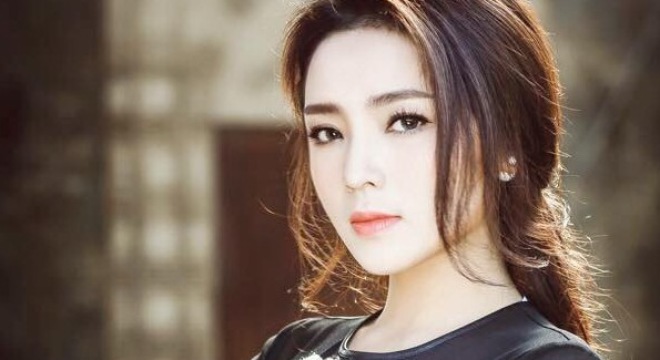 Nhìn những hình ảnh này không dám tin Hoa hậu Kỳ Duyên biết hút thuốc, say xỉn