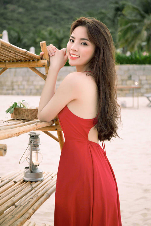 Nhìn những hình ảnh này không dám tin Hoa hậu Kỳ Duyên biết hút thuốc, say xỉn