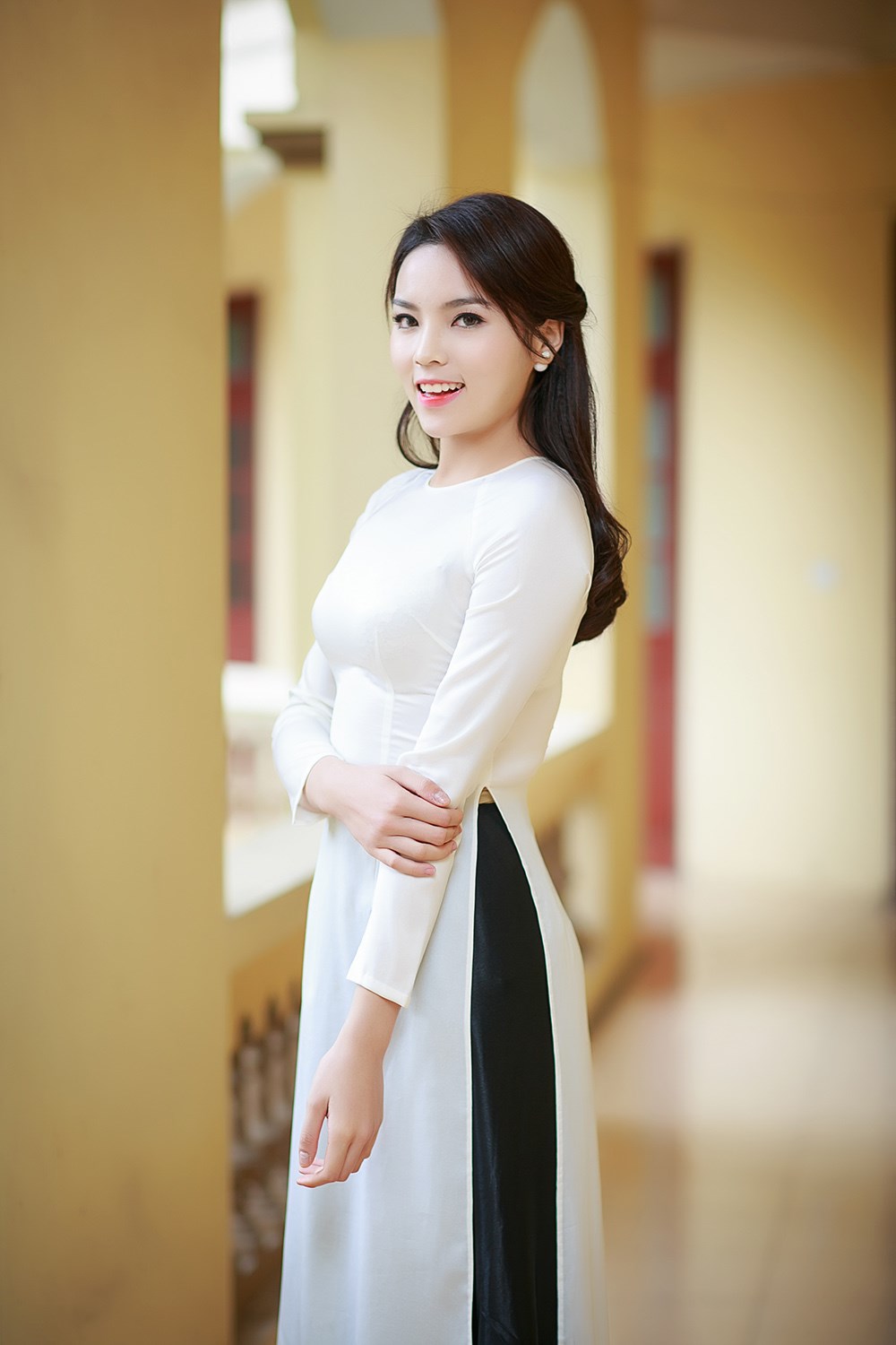 Nhìn những hình ảnh này không dám tin Hoa hậu Kỳ Duyên biết hút thuốc, say xỉn