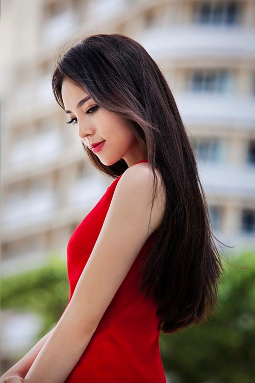 Nhìn những hình ảnh này không dám tin Hoa hậu Kỳ Duyên biết hút thuốc, say xỉn