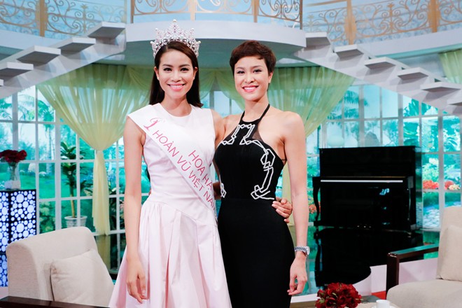 Hoa hậu Phạm Hương v&agrave; MC Phương Mai trong chương tr&igrave;nh Vui sống mỗi ng&agrave;y