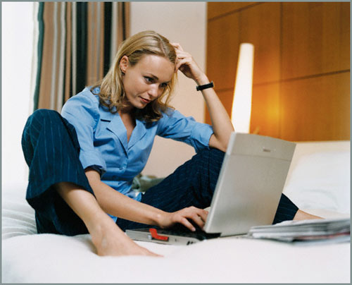Kh&ocirc;ng n&ecirc;n đặt laptop tr&ecirc;n giường đệm