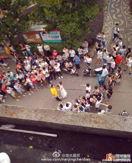 Rất đ&ocirc;ng sinh vi&ecirc;n chứng kiến m&agrave;n cầu h&ocirc;n c&oacute; một kh&ocirc;ng hai n&agrave;y. Ảnh: Weibo