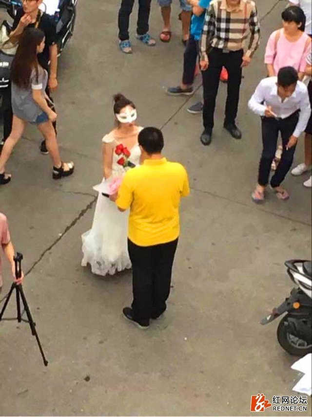 C&ocirc; g&aacute;i trao tặng bạn trai b&oacute; hồng nhung đỏ thắm. Ảnh: Shanghaiist