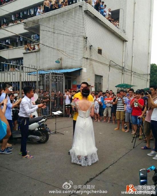 Nam sinh vi&ecirc;n tỏ ra v&ocirc; c&ugrave;ng bất ngờ v&agrave; hạnh ph&uacute;c. Ảnh: Weibo 