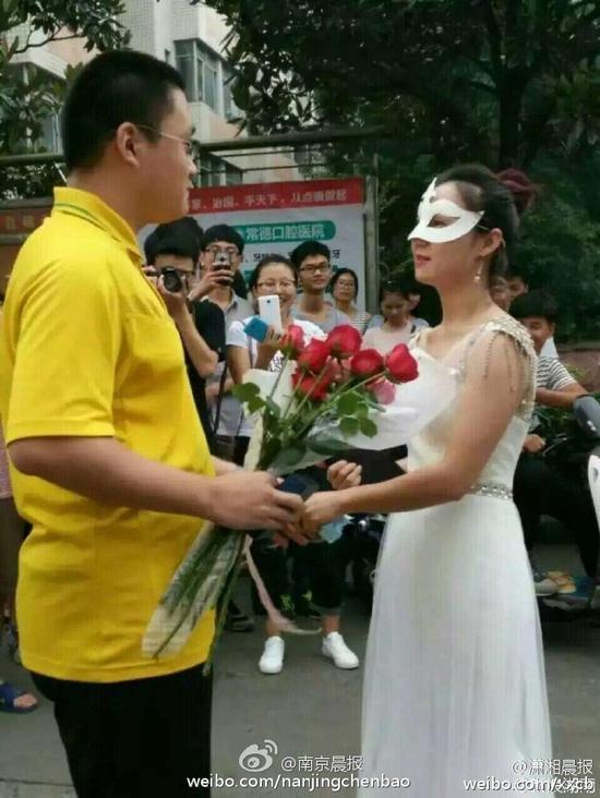 M&agrave;n cầu h&ocirc;n đặc biệt của giảng vi&ecirc;n đại học v&agrave; nam sinh. Ảnh: Weibo