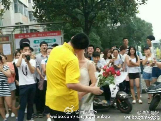 Ch&agrave;ng trai đ&atilde; kh&ocirc;ng ngần ngại đ&aacute;p lại tấm ch&acirc;n t&igrave;nh của bạn g&aacute;i bằng một nụ h&ocirc;n m&atilde;nh liệt. Ảnh: Weibo