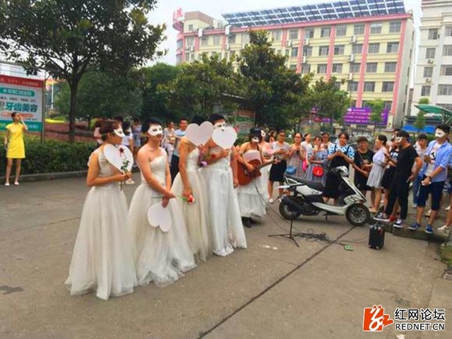 Những người bạn th&acirc;n l&ecirc;n kế hoạch chi tiết v&agrave; c&ugrave;ng c&ocirc; g&aacute;i thực hiện m&agrave;n tỏ t&igrave;nh l&atilde;ng mạn n&agrave;y. Ảnh: Shanghaiist