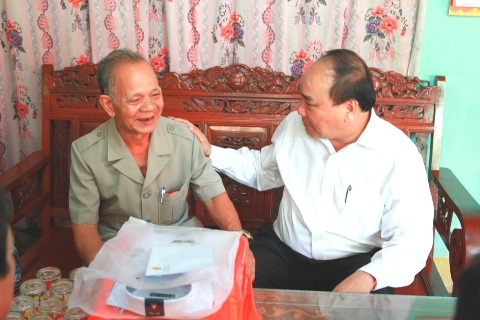 Ph&oacute; Thủ tướng Nguyễn Xu&acirc;n Ph&uacute;c đ&atilde; đến thăm v&agrave; tặng qu&agrave; cho c&aacute;c đồng ch&iacute; nguy&ecirc;n l&agrave; l&atilde;nh đạo huyện Phước Sơn v&agrave; tỉnh Quảng Nam