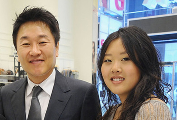 Đôi vợ chồng Do Won Chang và Jin Sook, hai người đứng sau thành công của  Forever 21, từng có khoảng thời gian khó khăn. Sau khi rời Hàn Quốc đến Mỹ năm 1981, Do Won đã phải làm ba công việc một lúc để mưu sinh. Họ mở được cửa hàng quần áo đầu tiên năm 1984.  Cho đến nay Forever 21 đã trở thành một thương hiệu toàn cầu với 480 cửa hàng trên thế giới, thu về khoảng 3 tỷ USD mỗi năm.