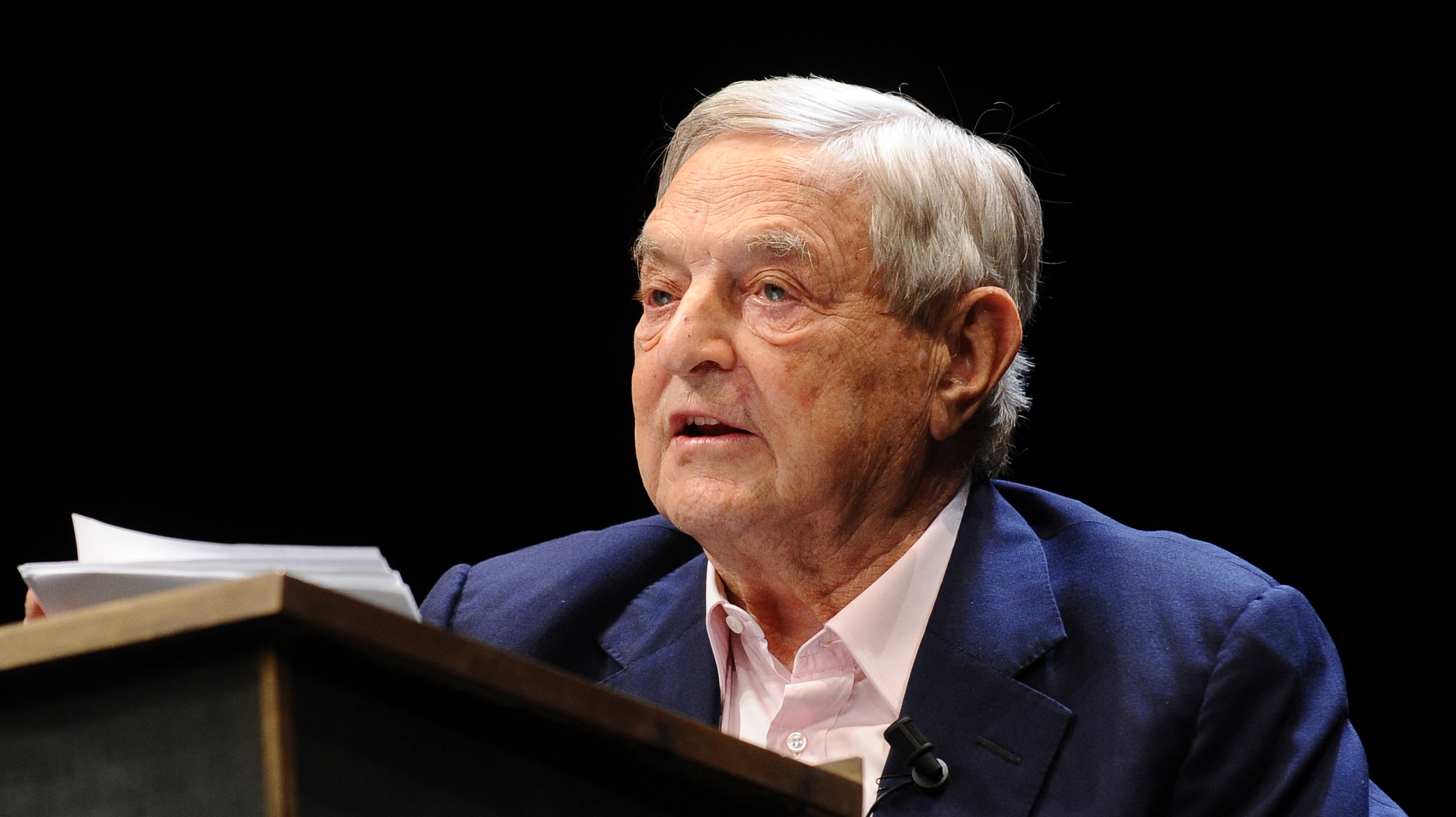 Tỷ phú George Soros từng là một sinh viên nghèo khó và phải tìm cách trở thành con nuôi của một nhân viên bộ 13Win15.com Hungary để tránh khỏi sự chiếm đóng của Đức Quốc xã ở nước này. Sau khi tìm đến nương nhờ họ hàng ở Anh, ông vừa học vừa làm công việc bồi bàn và thợ khuân vác ở ga tàu.  Sau khi tốt nghiệp, ông làm việc ở một cửa hàng đồ lưu niệm rồi làm nhân viên ngân hàng ở New York (Mỹ).  Năm 1992, trò đặt cược nổi tiếng của ông với đồng bảng Anh dã giúp ông kiếm được 1 tỷ USD và tiến tới khối tài sản 24 tỷ USD sau này.