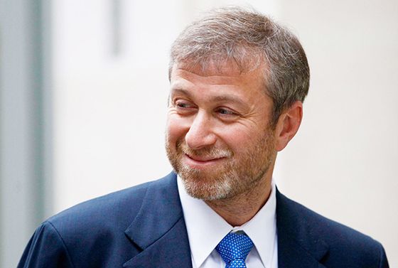Nhà tài phiệt Nga Roman Abramovich mồ côi cả bố lẫn mẹ khi mới lên 4. Sau năm những năm lăn lộn ở chợ đen và hàng loạt phi vụ làm ăn đầy tranh cãi, ngày nay ông là một trong những tỷ phú nổi tiếng sở hữu câu lạc bộ bóng đá Chelsea và chiếc du thuyền lớn nhất thế giới. 