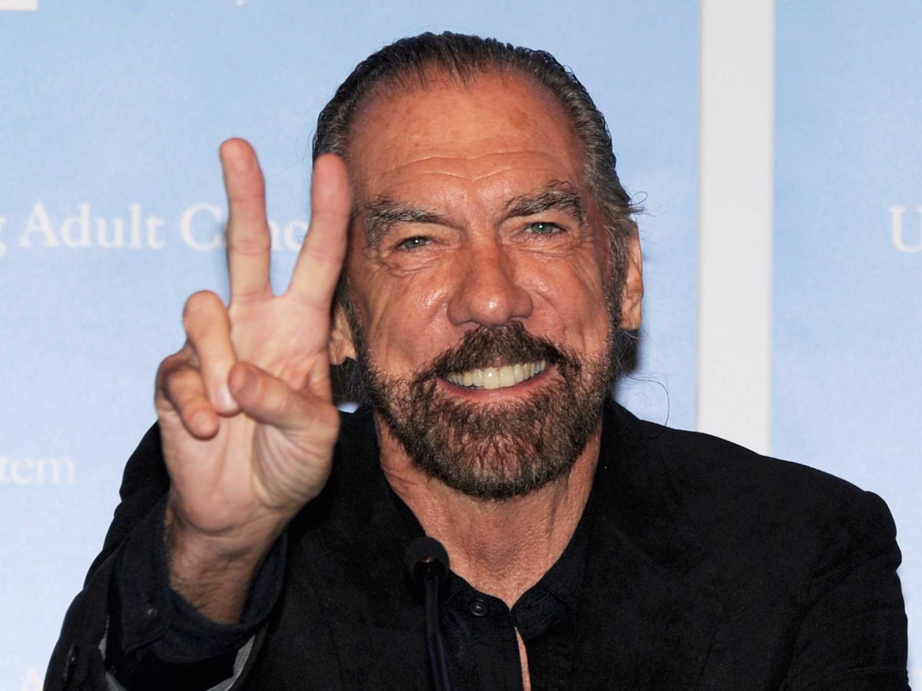 John Paul DeJoria, người đứng sau đế chế chăm sóc tóc và Patron Tequila trị giá 3,2 tỷ USD từ nhỏ đã phải nếm mùi nghèo khổ với người mẹ độc thân. Ông từng tìm mọi cách để giúp đỡ mẹ phần nào như đi bán bưu thiếp, bán báo. Nhưng cuối cùng, bà mẹ vẫn gửi ông vào trại trẻ mồ côi do không đủ tiền nuôi con.