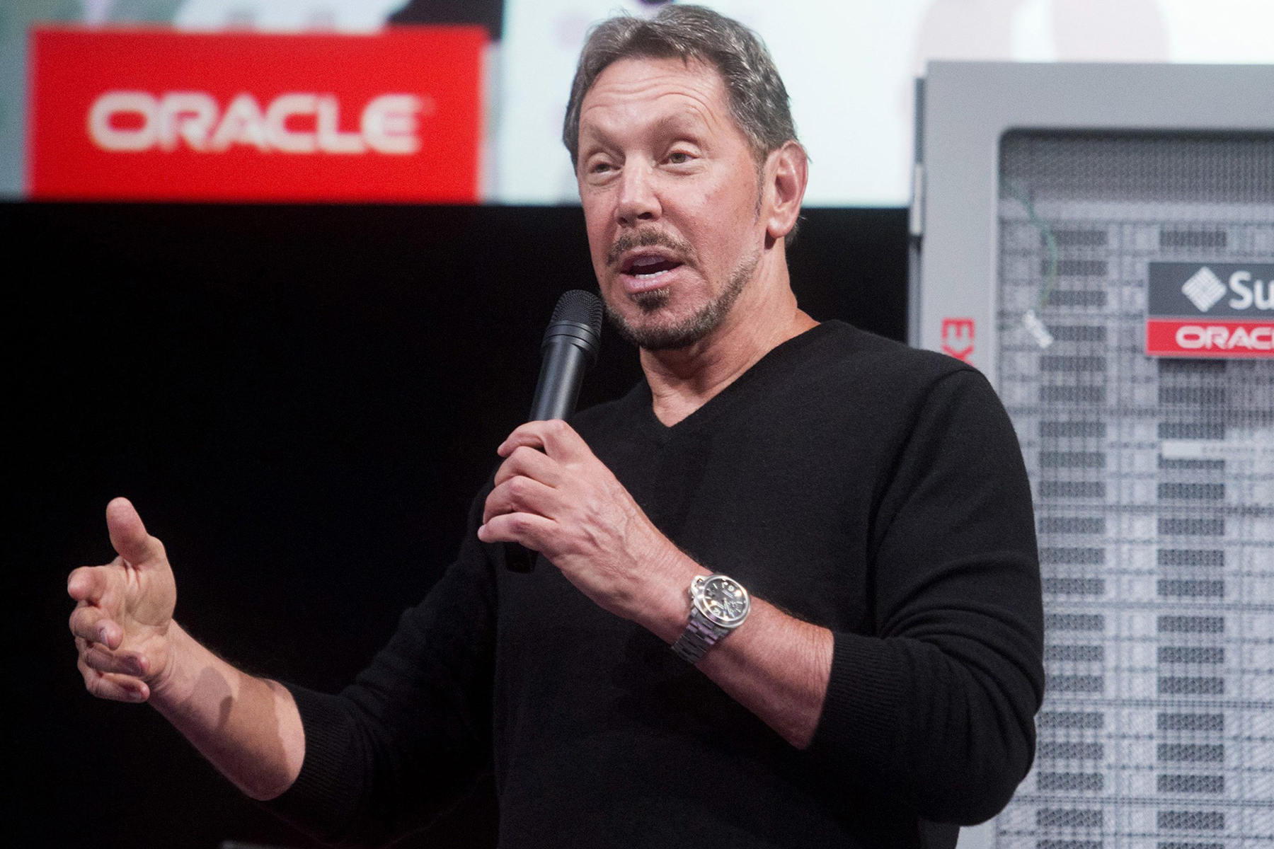 Sinh ra bởi một người mẹ đơn thân tuổi vị thành niên, Larry Ellison lớn lên ở Chicago cùng cô chú mình. Sau khi cô của ông mất, ông bỏ ngang trường đại học và mất 8 năm làm đủ mọi nghề kỳ lạ. Năm 1977, ông thành lập công ty phát triển phần mềm Oracle - hiện đã trở thành một trong những công ty công nghệ lớn nhất thế giới. Hiện Larry Ellison sở hữu tổng tài sản lên đến 51,3 tỷ USD.